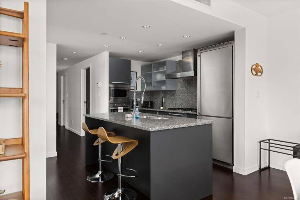 Apartment Luxury Downtown 2 Bedroom With Ac And Pool Victoria