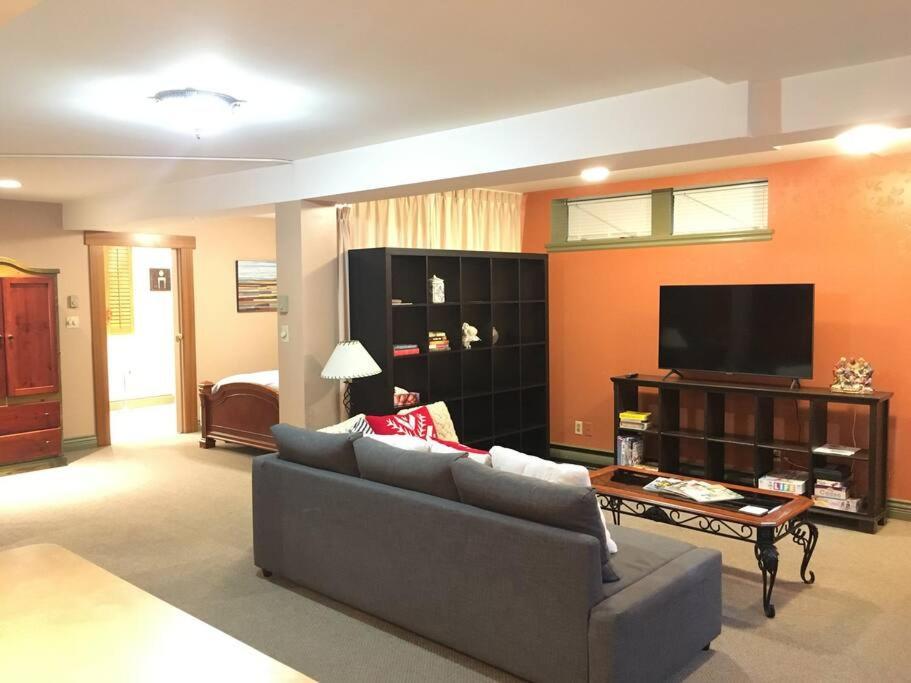 Large Fairfield Heritage Manor, Free Parking Apartment Victoria