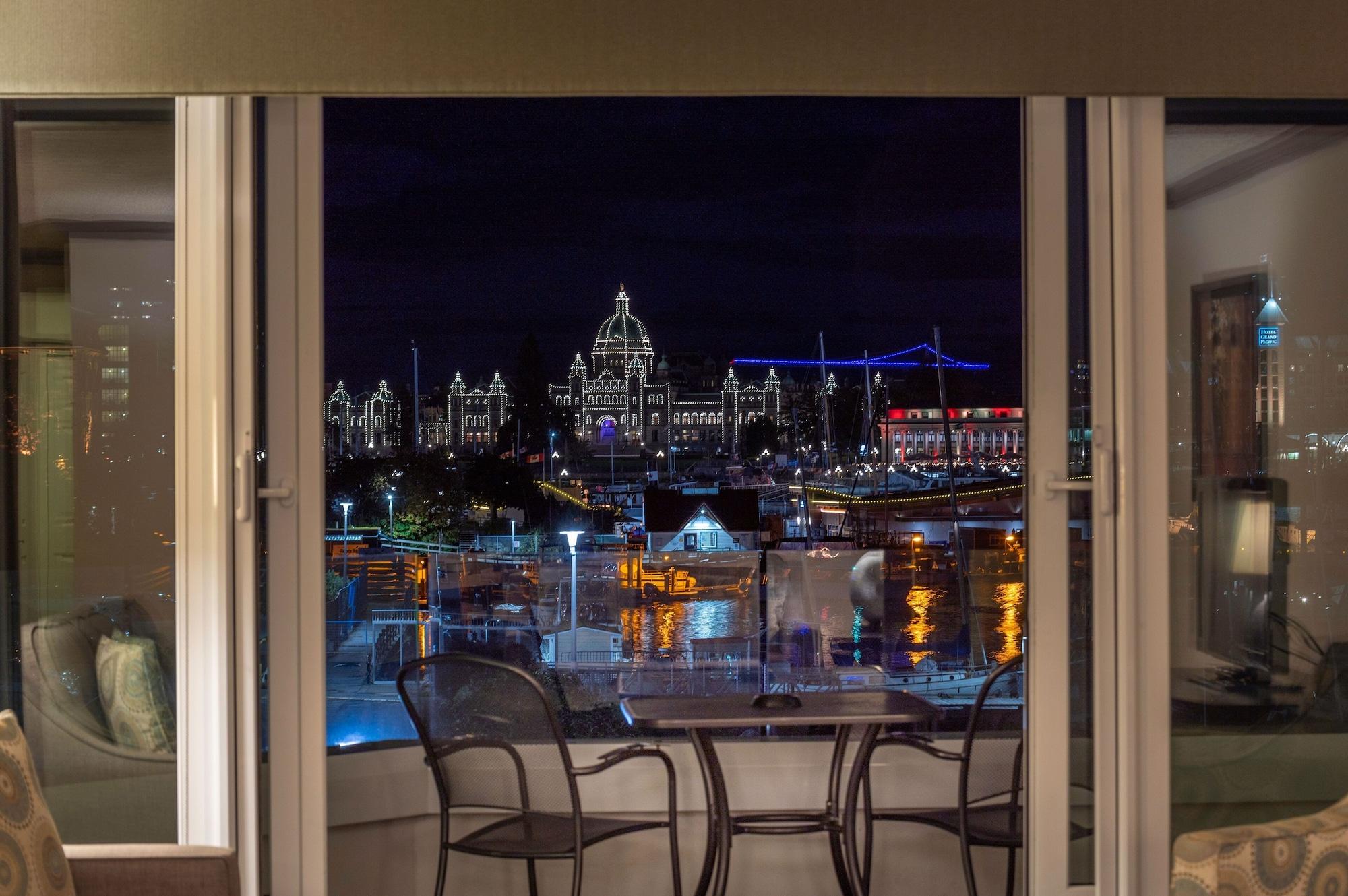 Regent Waterfront & Hotel 3*