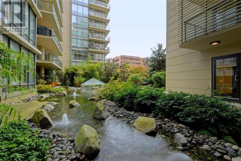 Victoria's Location 2 Bedroom Luxe Apartment