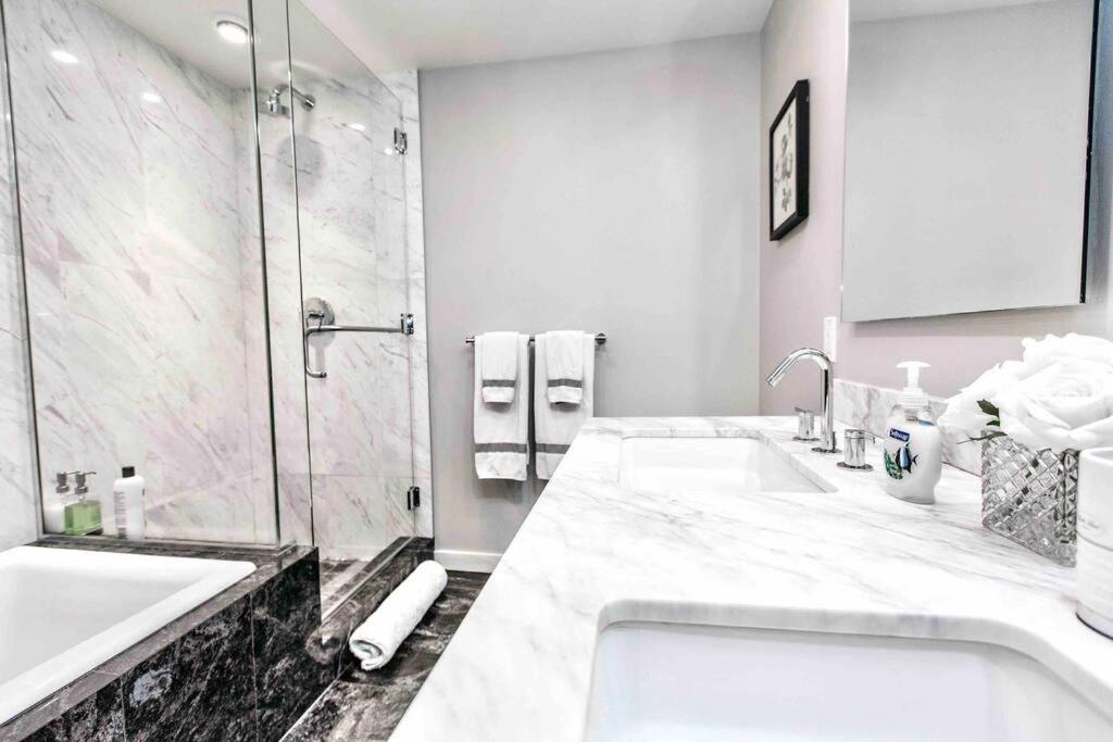 Victoria's Location 2 Bedroom Luxe Apartment *