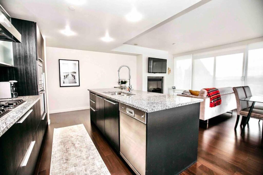 Victoria's Location 2 Bedroom Luxe Apartment