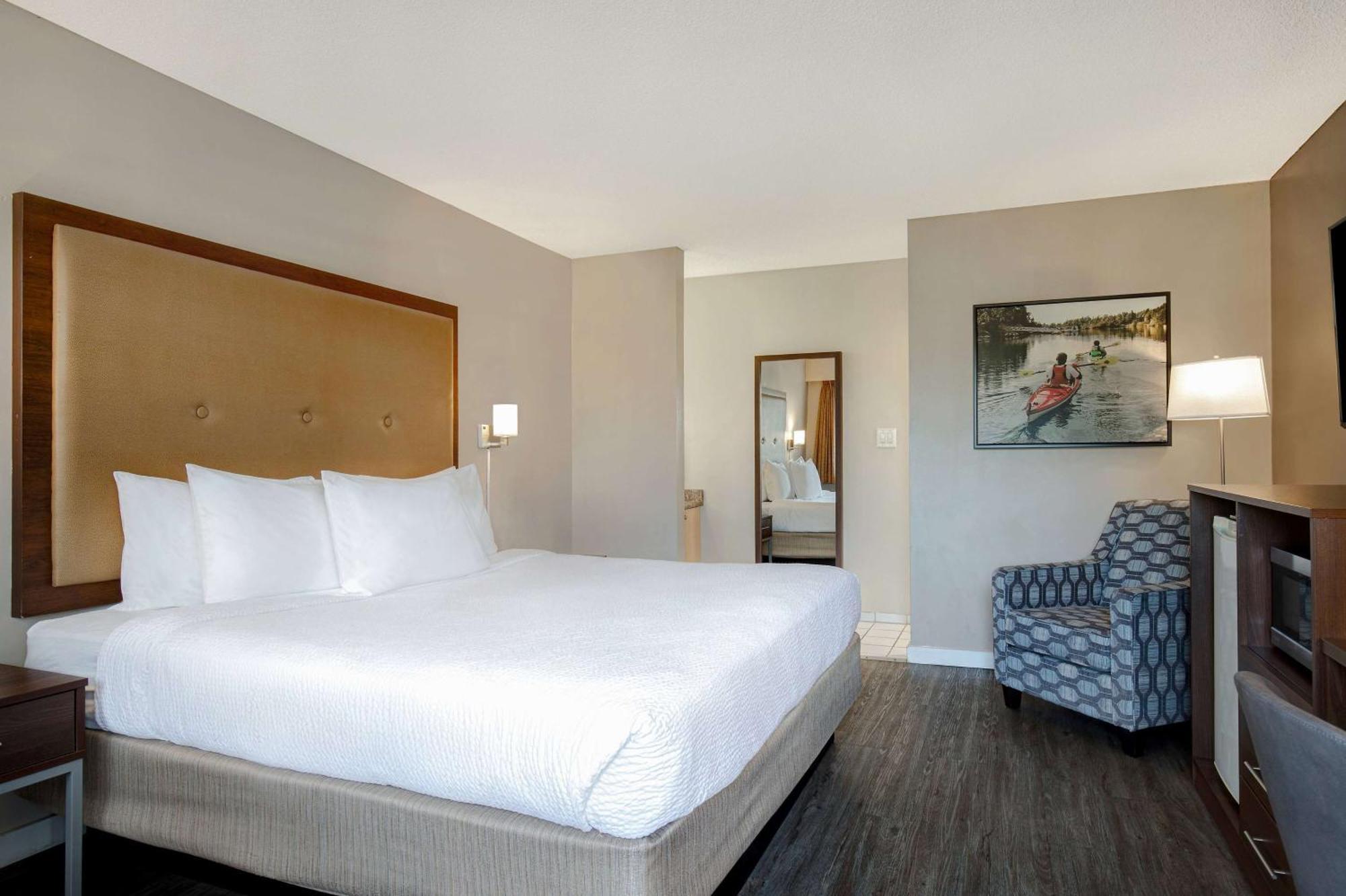 Days By Wyndham Uptown Hotel