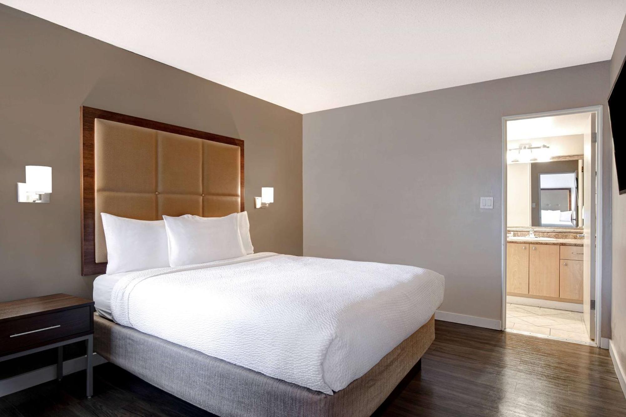 Days By Wyndham Uptown Hotel