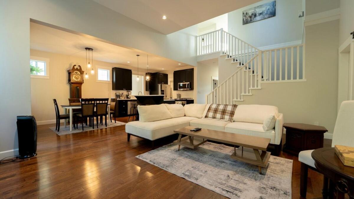 Charming Scape By Bear Mountain Victoria
