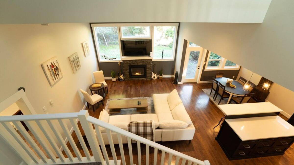 Charming Scape By Bear Mountain Victoria