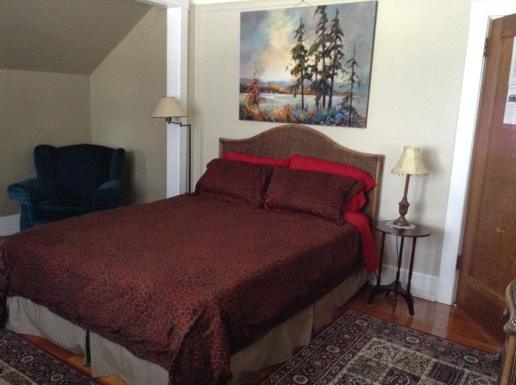 Gaslight Bed & Breakfast 2*
