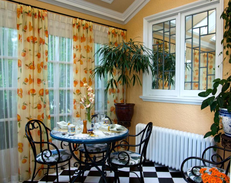 Villa Marco Polo Bed And Breakfast Inn Victoria