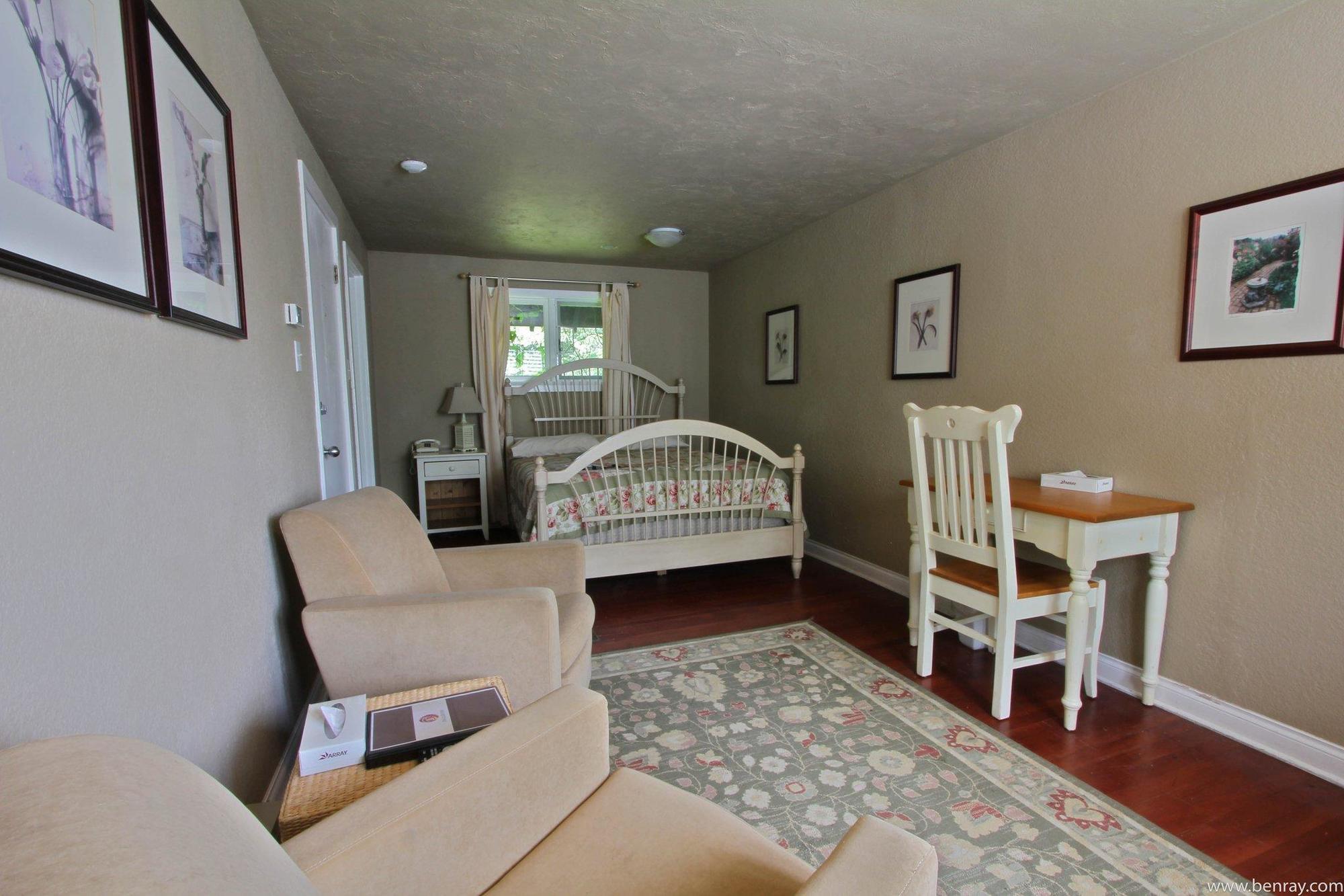 English Inn Hotel 3*