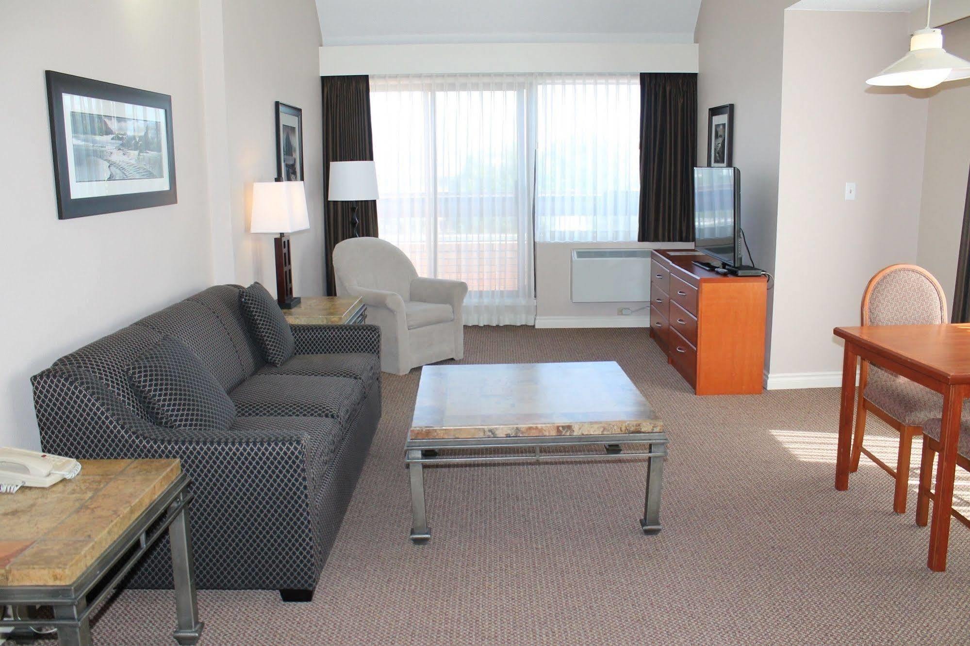 Hotel The Embassy 3*