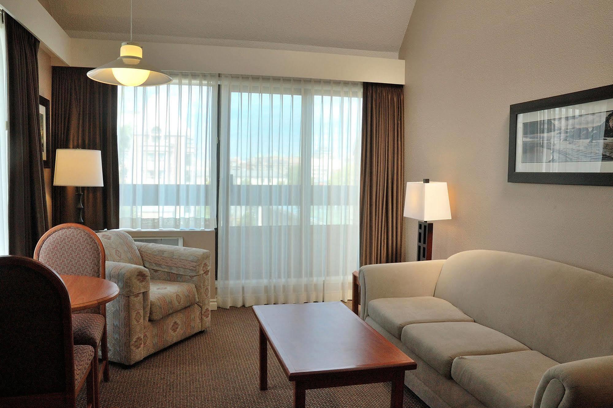 Hotel The Embassy Victoria