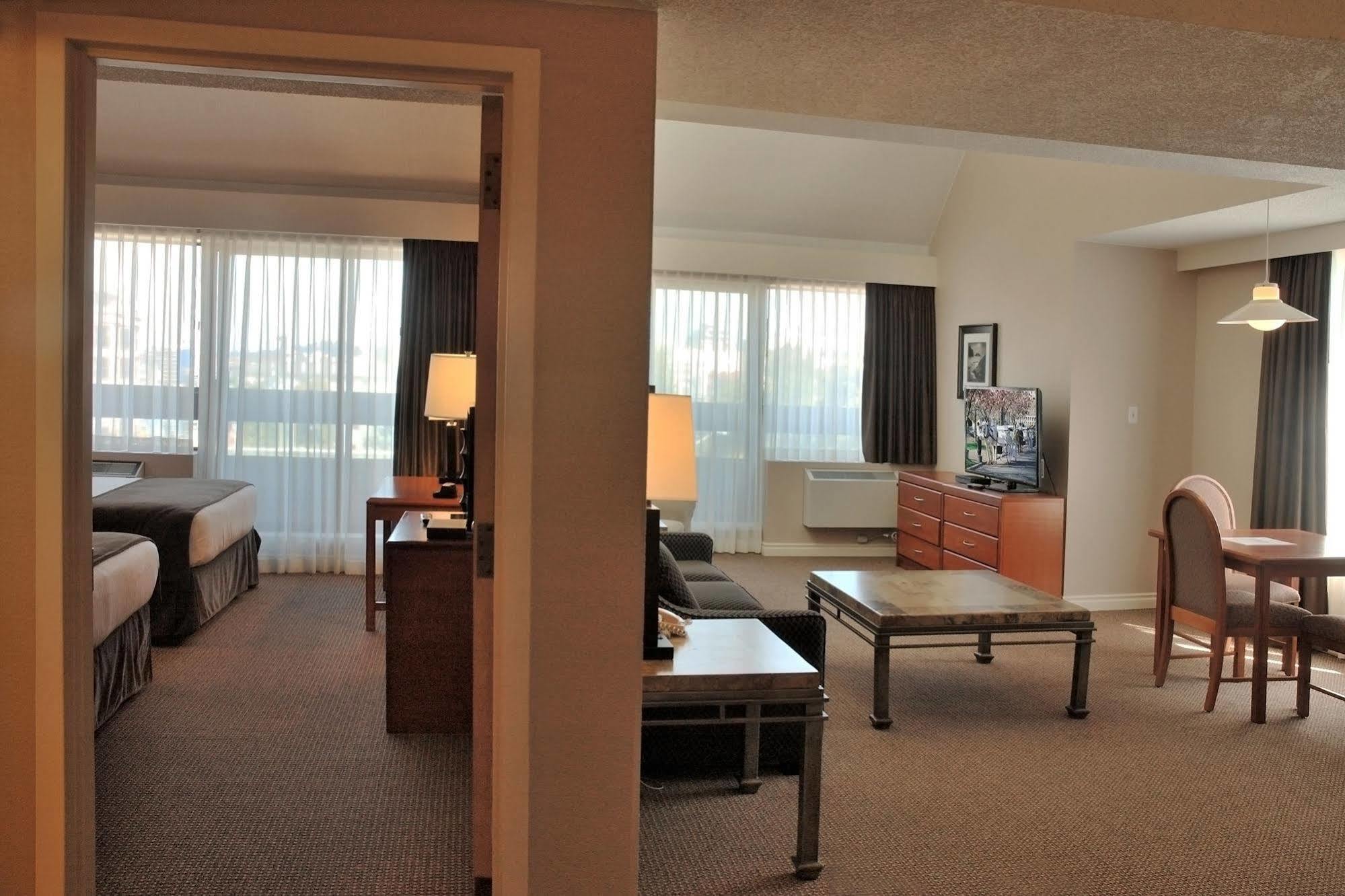 Hotel The Embassy