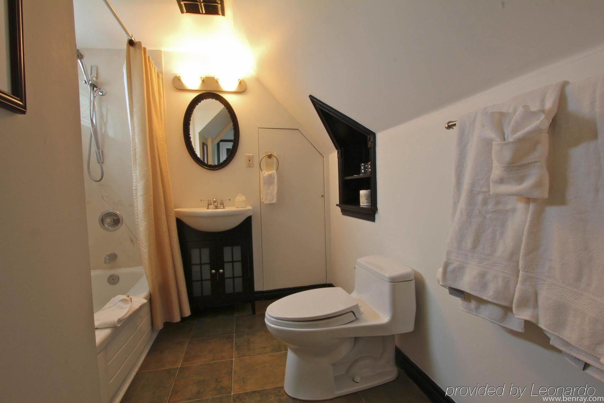 English Inn Hotel 3*