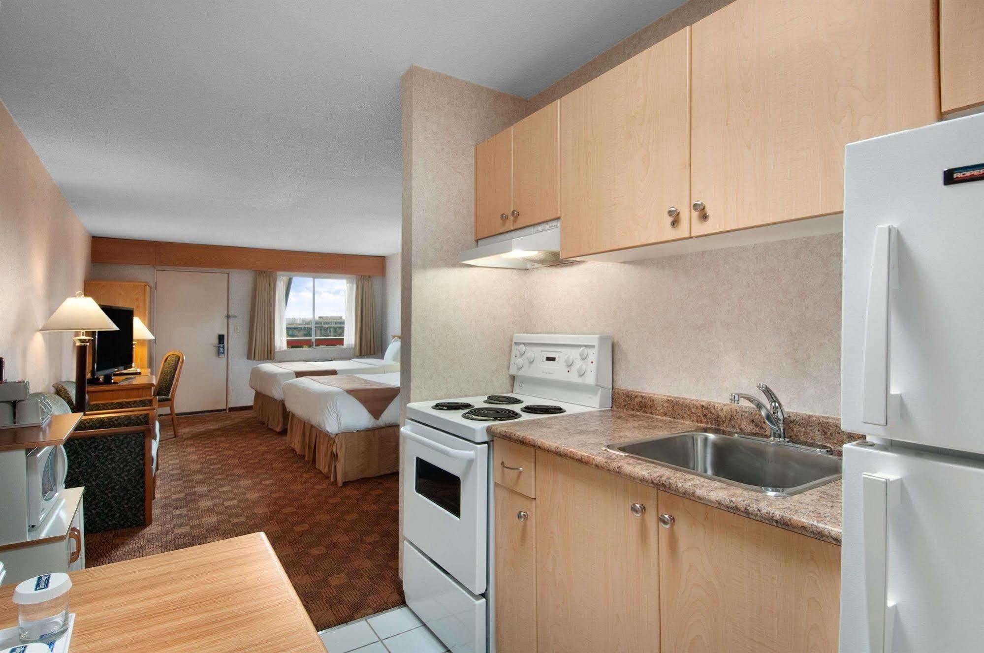 Days By Wyndham Uptown Victoria