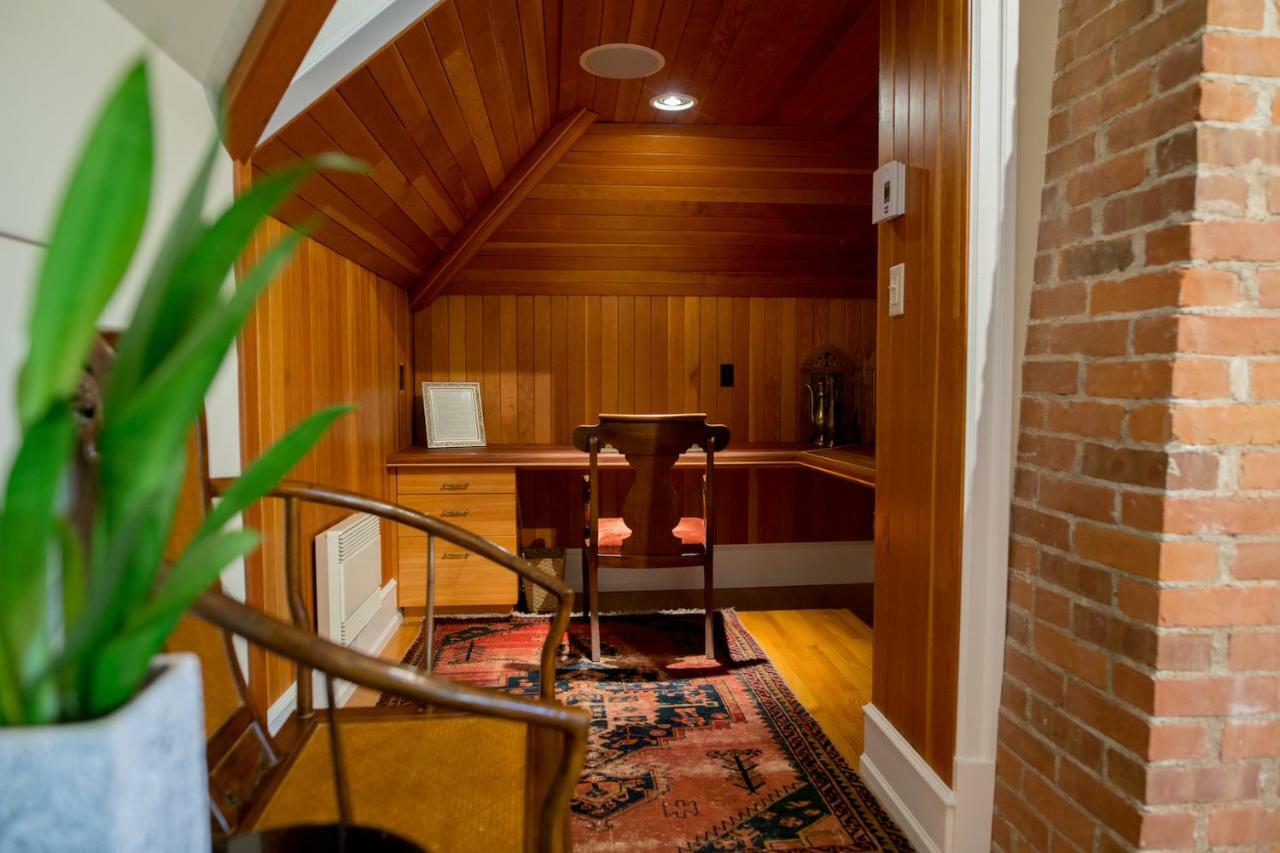 Villa Marco Polo Bed And Breakfast Inn Victoria