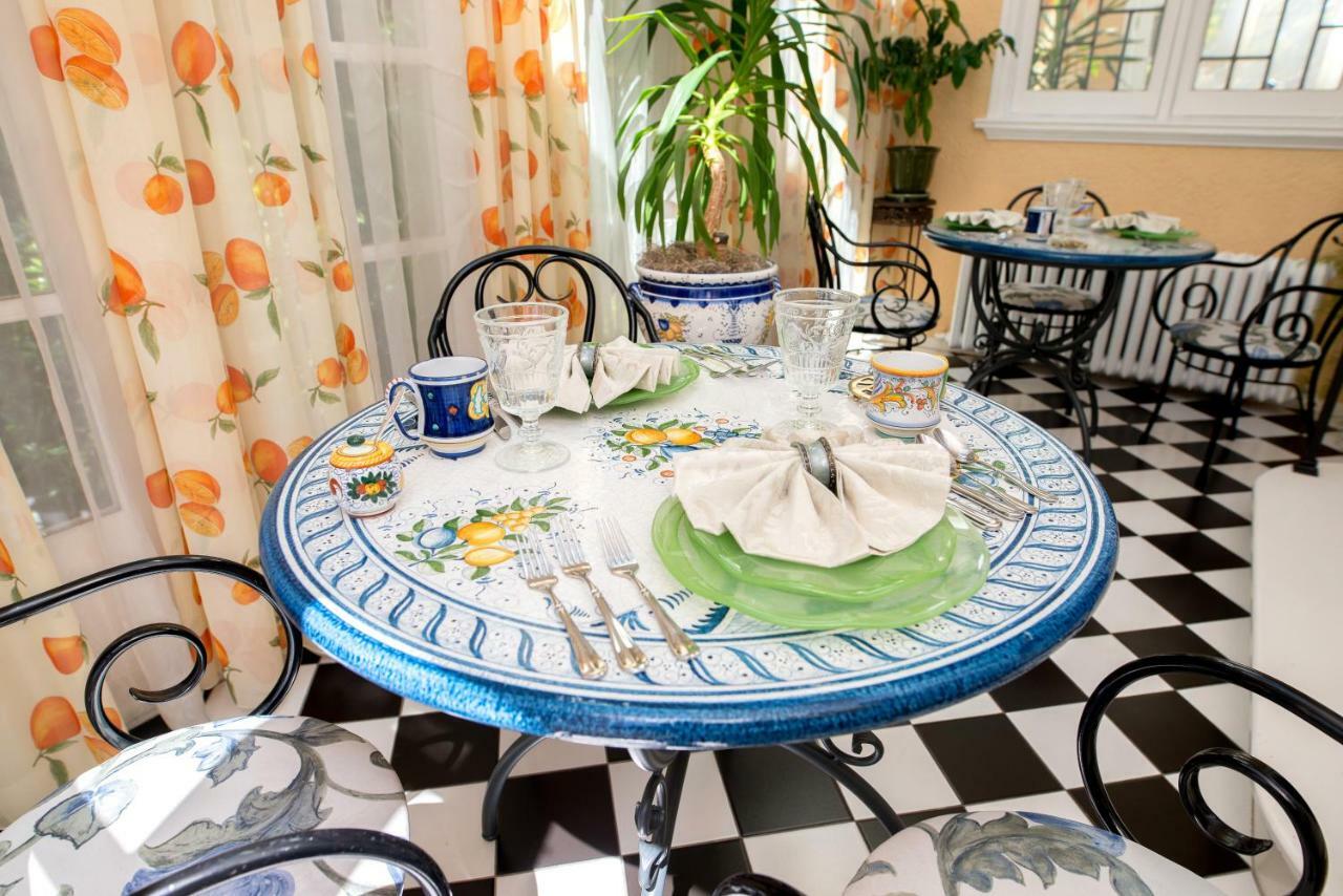 Bed & Breakfast Villa Marco Polo Bed And Breakfast Inn Victoria