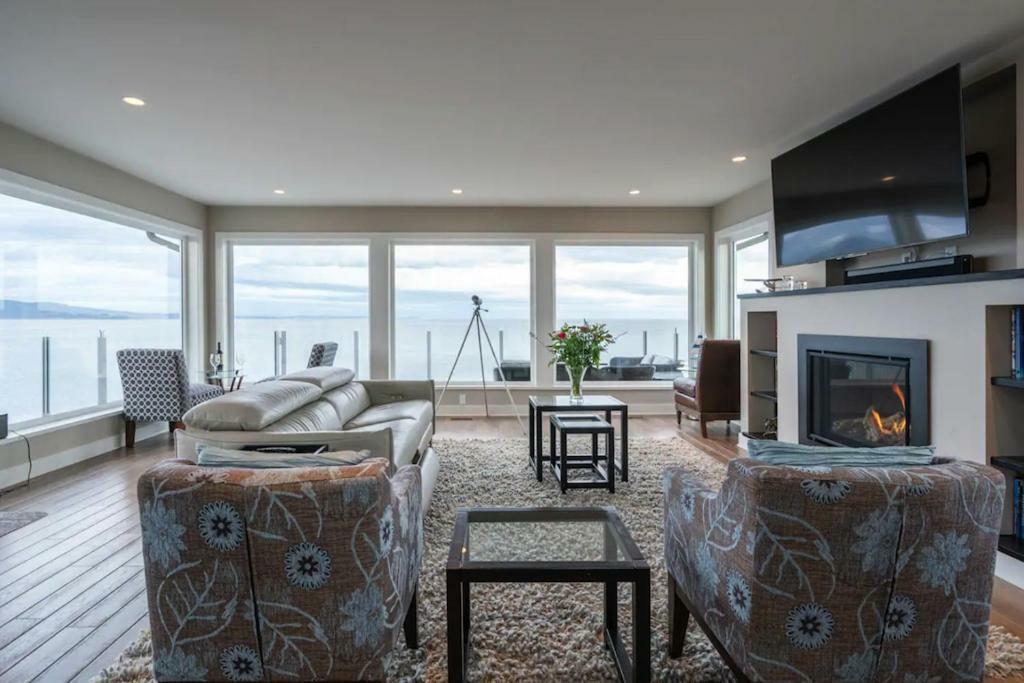 *10 Mile Point Stunning Oceanfront Holiday home