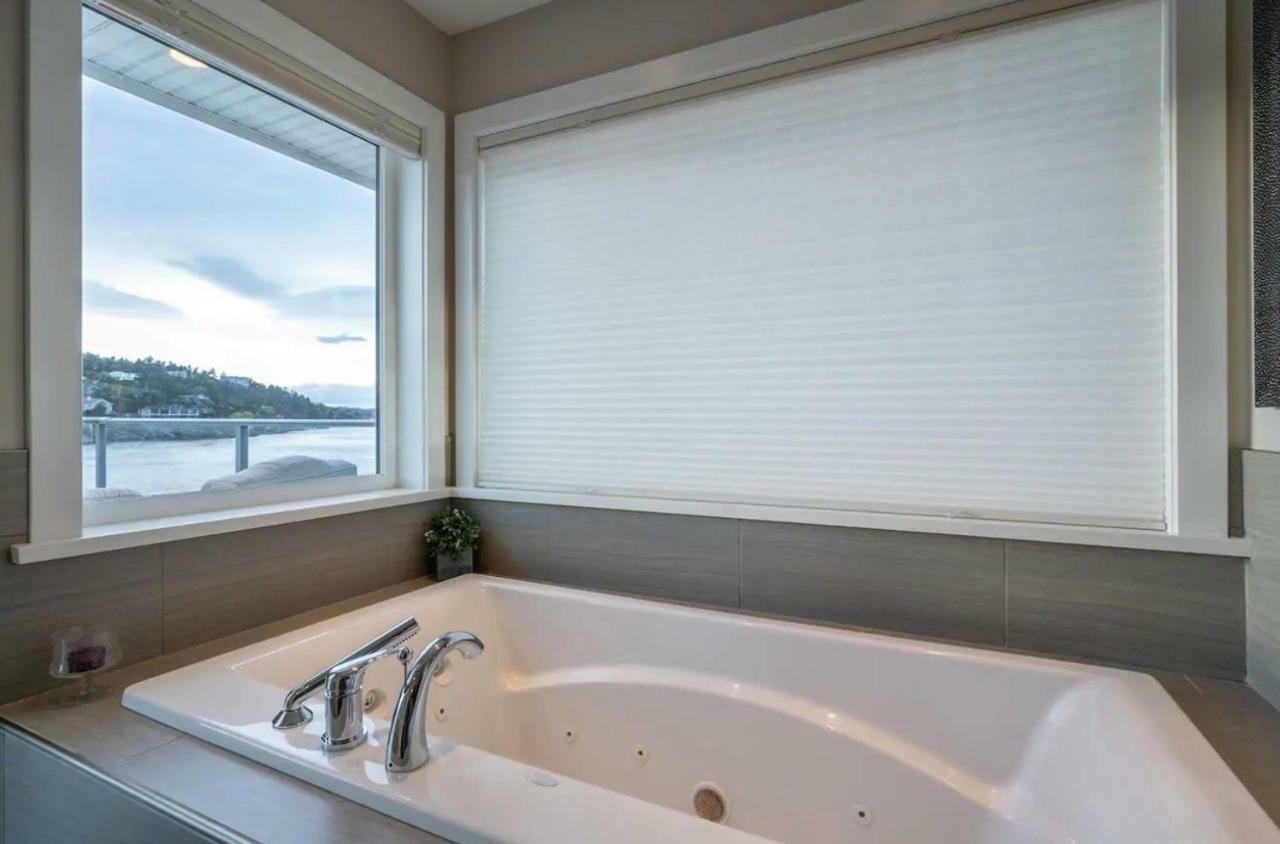 *10 Mile Point Stunning Oceanfront Holiday home Victoria