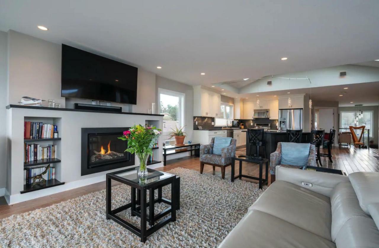 Holiday home *10 Mile Point Stunning Oceanfront Victoria