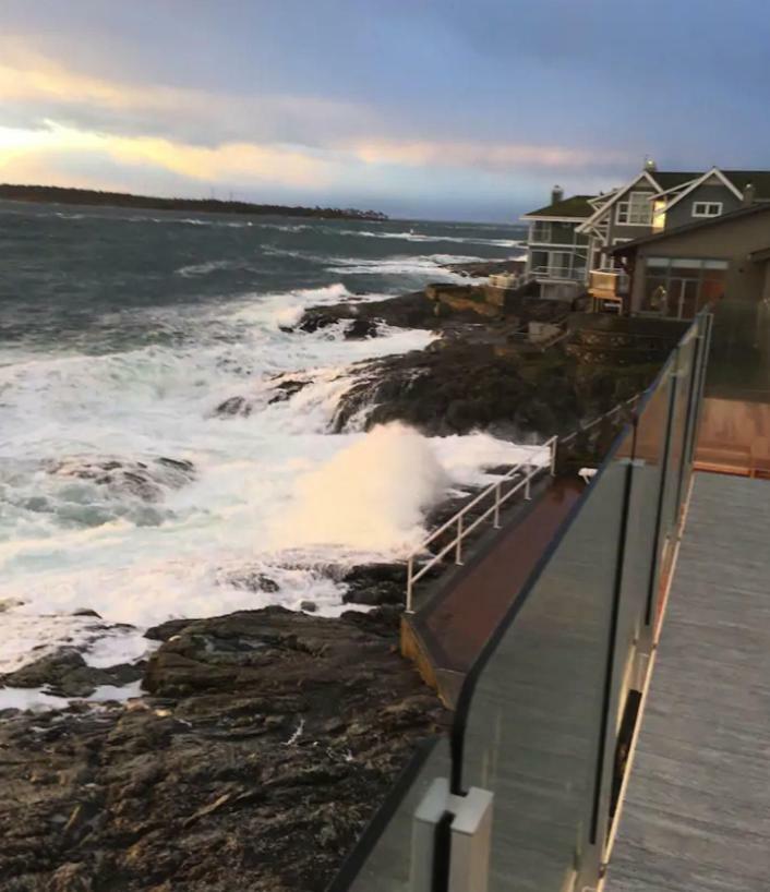 *10 Mile Point Stunning Oceanfront * Victoria