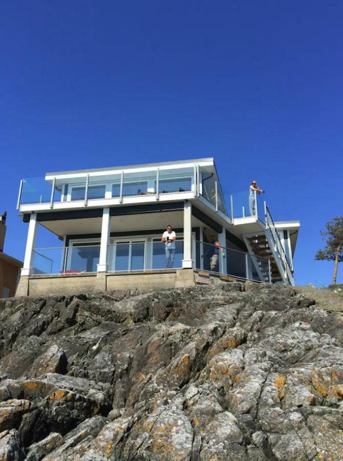 *10 Mile Point Stunning Oceanfront Holiday home Victoria