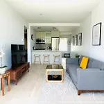 Lovely 2 Bedroom Downtown Suite With Free Parking