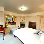 Parlor Suite In Heritage Manor, Fairfield, Near Dt
