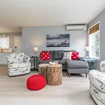 Lovely 2 Bedroom Suite Steps From The Beach