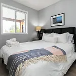 Lovely 2 Bedroom Suite Steps From The Beach