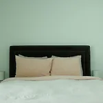 Elegant 1-Bed Condo In Chinatown