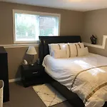 Cozy And Modern 3 Bedroom In Central Location!