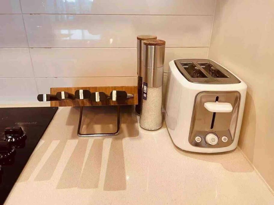 Modern 2 Bedroom Ocean Views Downtown Free Parking * Victoria