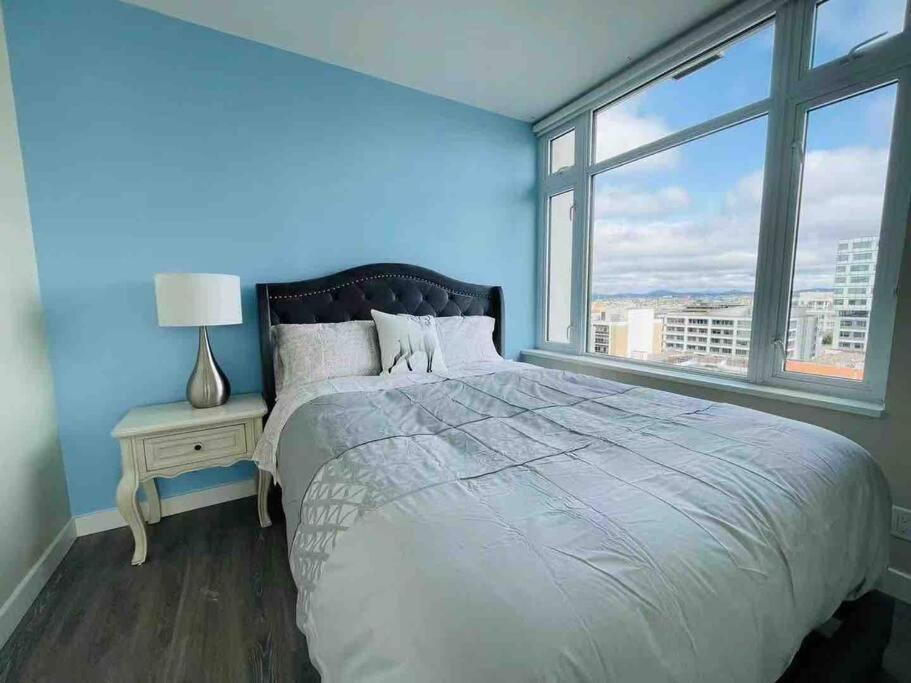 Apartment Modern 2 Bedroom Ocean Views Downtown Free Parking Victoria
