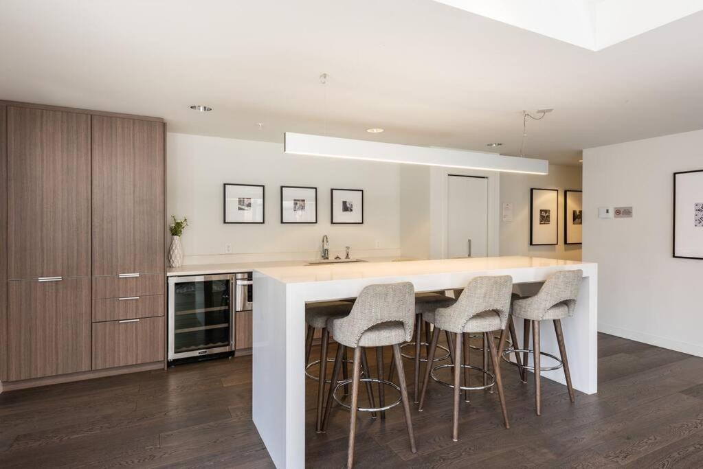 Modern 2 Bedroom Ocean Views Downtown Free Parking Apartment *