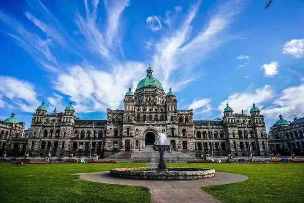 Modern 2 Bedroom Ocean Views Downtown Free Parking * Victoria