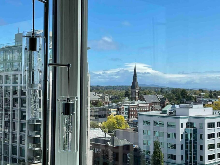 Apartment Modern 2 Bedroom Ocean Views Downtown Free Parking *