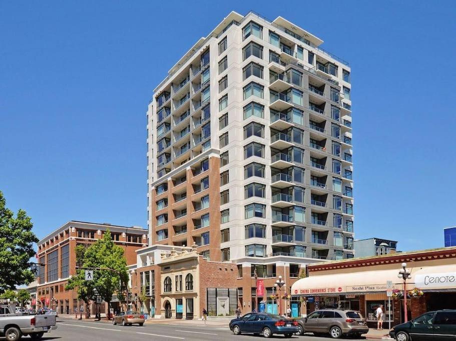Apartment Modern 2 Bedroom Ocean Views Downtown Free Parking *