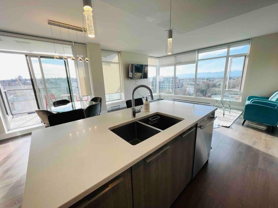 Luxury Downtown 2 Bedroom With Ocean Views *