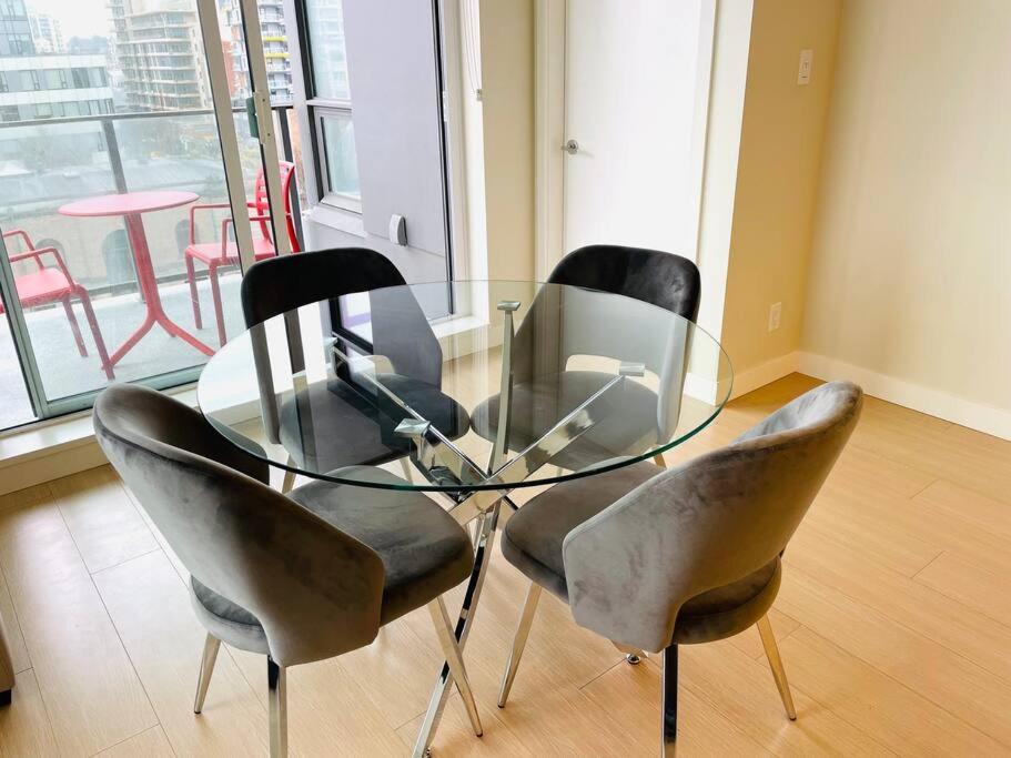 Apartment Lovely Downtown 2 Bedroom With Free Parking *