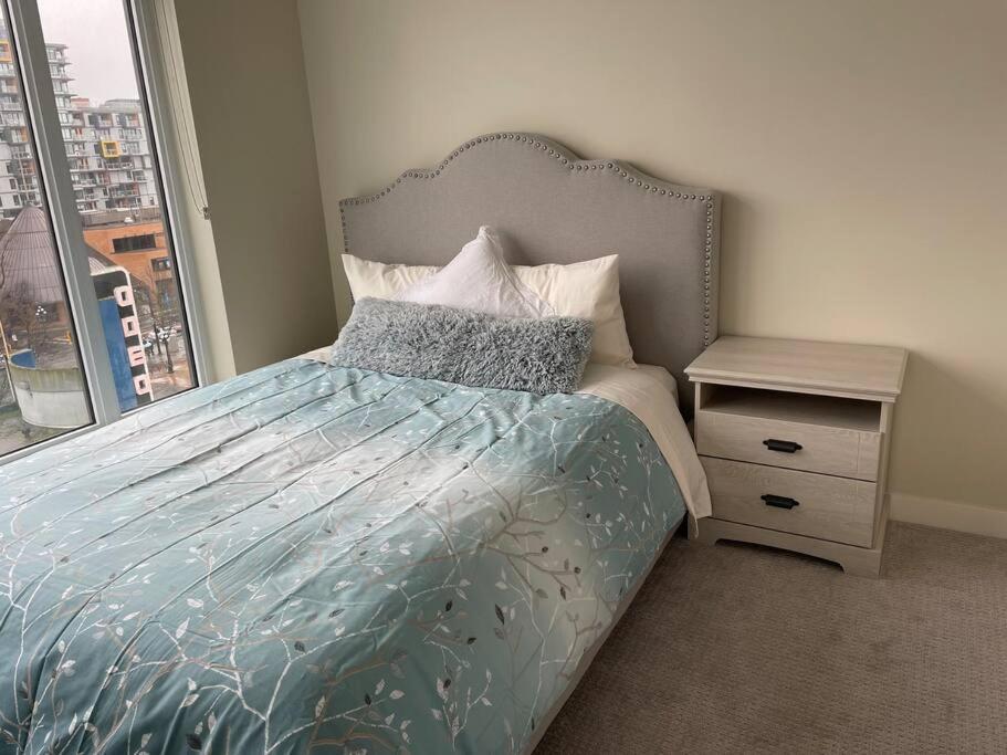 Lovely Downtown 2 Bedroom With Free Parking Apartment *