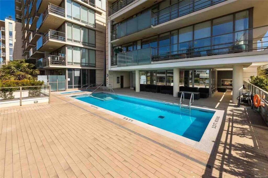 Spacious Downtown 2 Bedroom With Pool And Air Conditioning