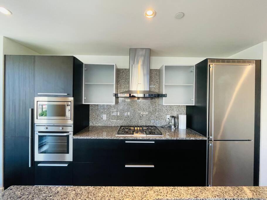 Spacious Downtown 2 Bedroom With Pool And Air Conditioning Victoria