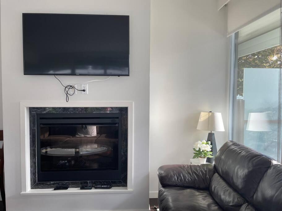 Spacious Downtown 2 Bedroom With Pool And Air Conditioning *