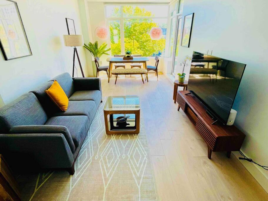 Lovely 2 Bedroom Downtown With Free Parking