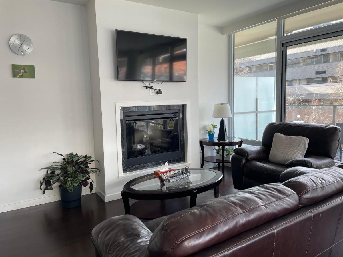 Spacious Downtown 2 Bedroom With Pool And Air Conditioning