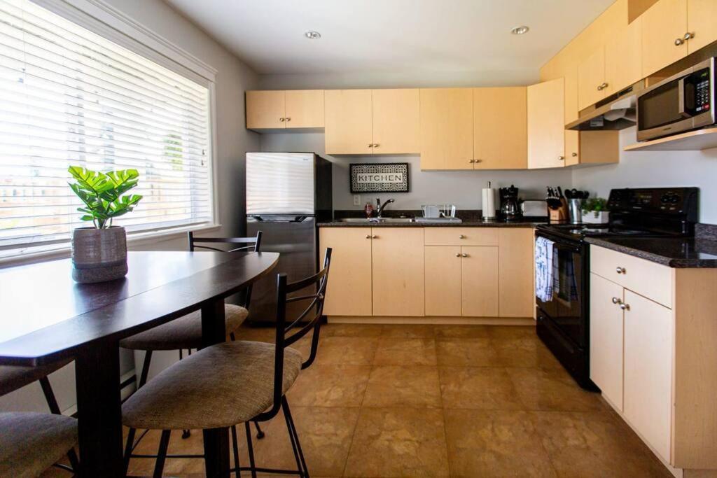 Beautiful & Cozy 1 Bedroom 1 Bath In The Westshore Apartment