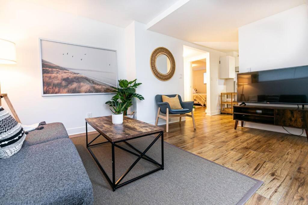 Charming Two-bedroom Getaway With Large Private Yard * Victoria