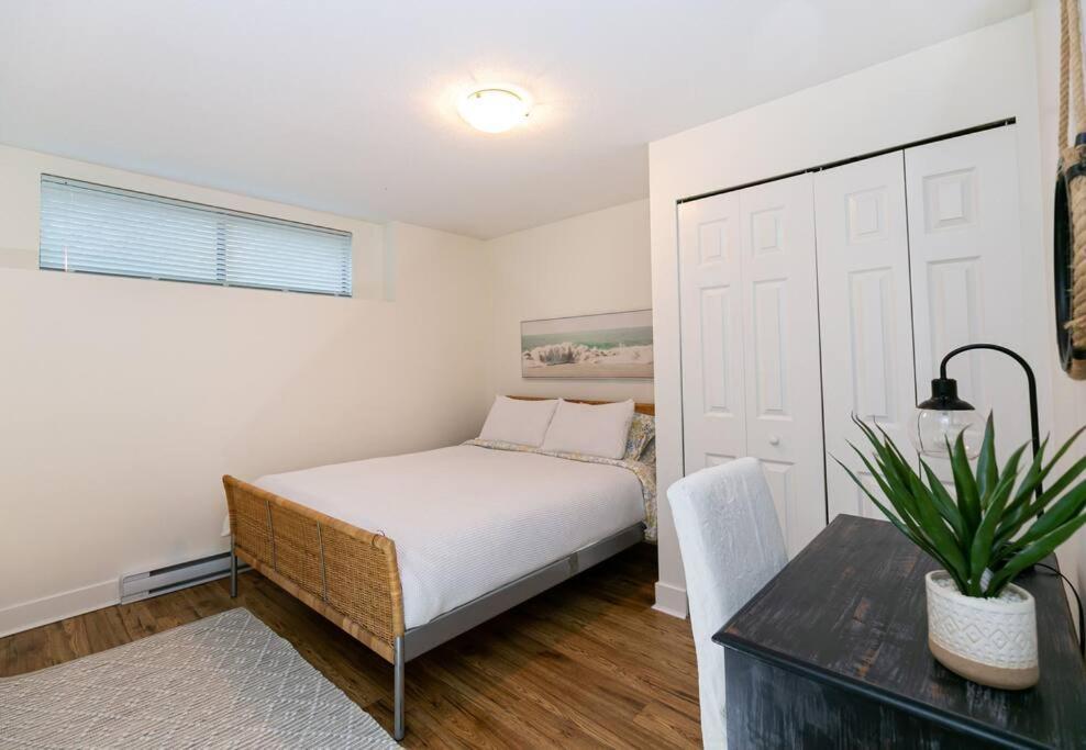 Apartment Charming Two-bedroom Getaway With Large Private Yard
