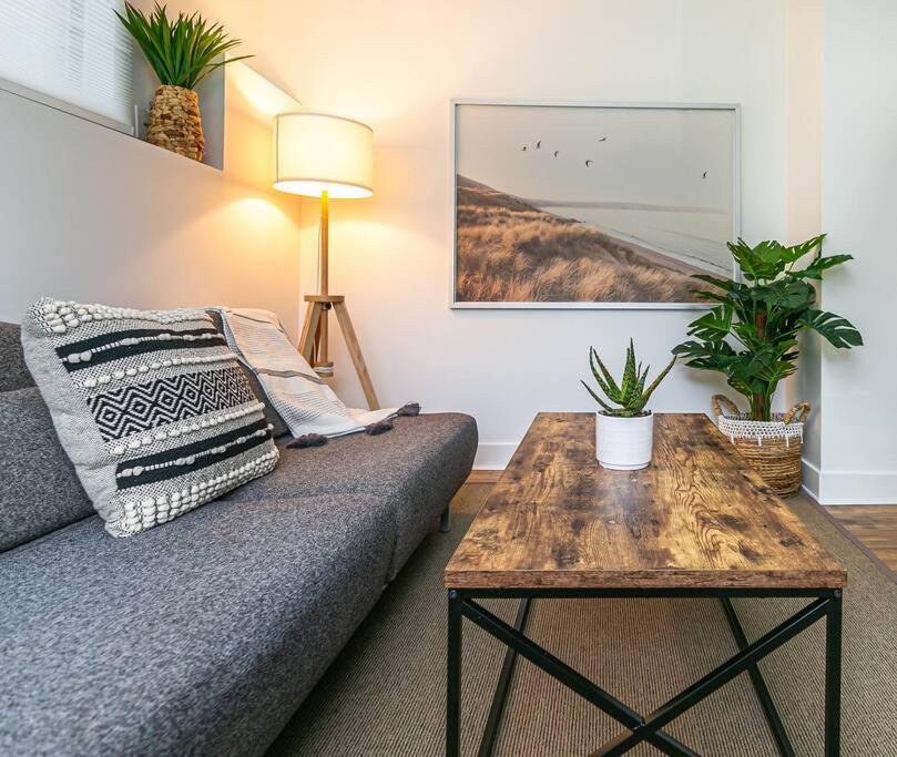 Charming Two-bedroom Getaway With Large Private Yard Apartment