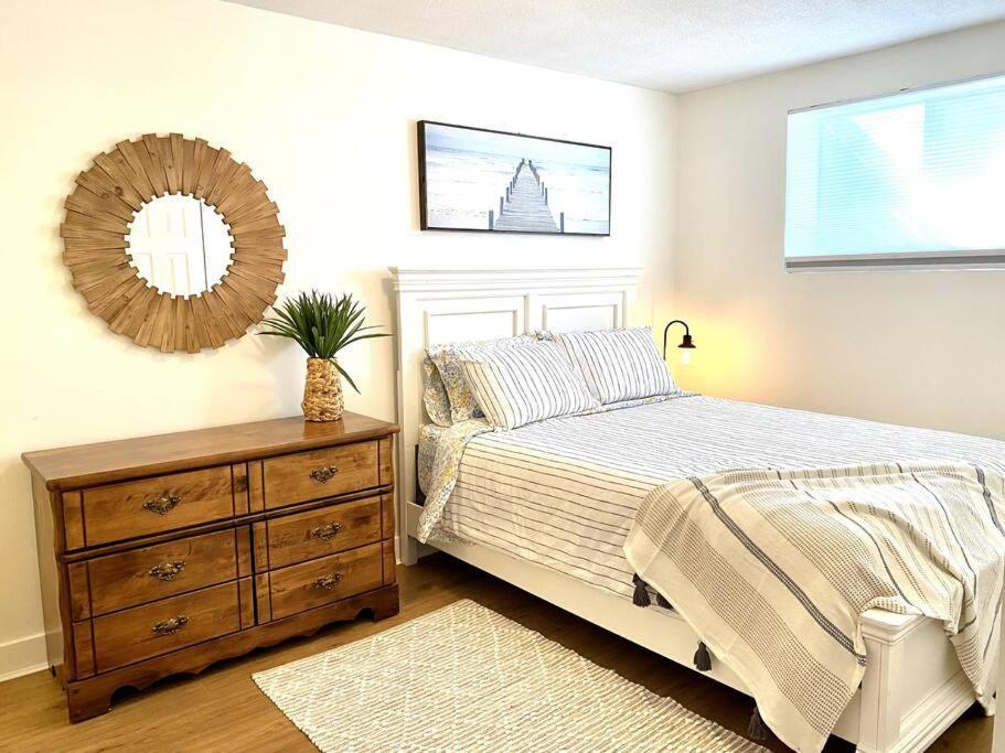 Charming Two-bedroom Getaway With Large Private Yard Apartment Victoria